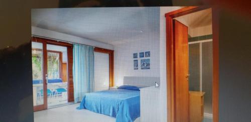 Un dormitorio con una cama azul y una ventana. en Bilocale Levante G3, en Porto Rotondo