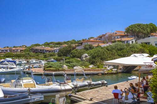 Un grupo de barcos están atracados en un puerto deportivo. en Bilocale Levante G3, en Porto Rotondo