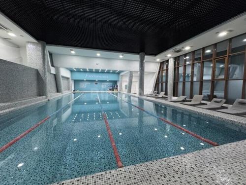 Piscina a Azura Park o a prop