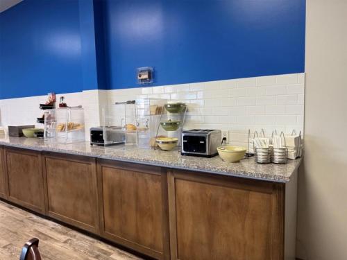 Кухня или мини-кухня в SureStay by Best Western Brockville
