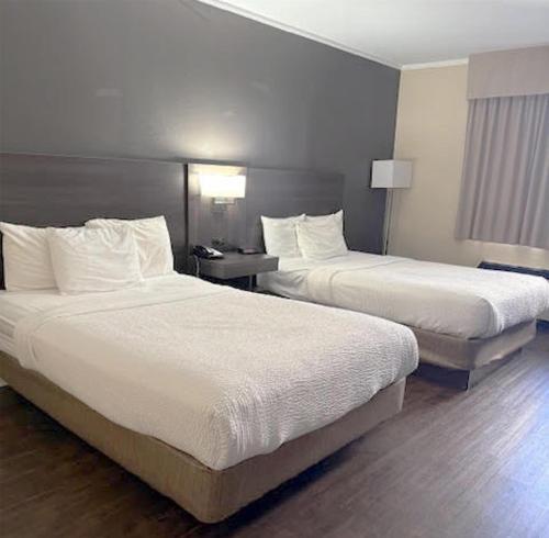 Кровать или кровати в номере SureStay by Best Western Brockville