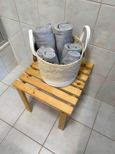 a basket of towels sitting on a wooden bench at Ferienwohnung Ketterer in Hüfingen