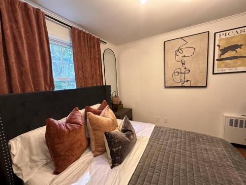 South SetauketにあるPrivate room Short walk to StonyBrook Universityの枕が置かれたベッドのある寝室