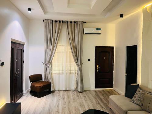 レッキにあるLuxury 2bedroom Apt in lekki,24hrs light, Wifiのソファと窓のあるリビングルーム