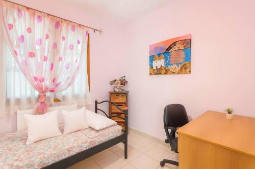 Кровать или кровати в номере Mini Paradise Salamina - Private Pool Retreat