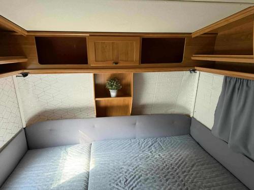 Χώρος καθιστικού στο Grado caravan, lakókocsi 448