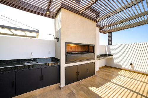a kitchen with a sink and a counter top at Departamento de lujo en zona Carmelitas in Asuncion