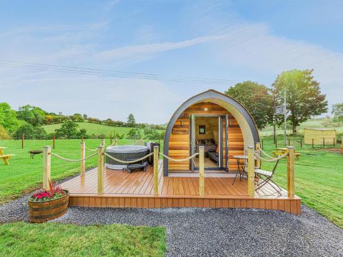 Cabaña de madera pequeña con terraza en un campo en Oak-Uk36258, en Llanfair Caereinion