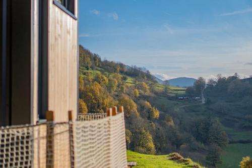 un edificio con vista su una valle alberata di Belvédère du Haut Bugey - Refuge dans les cépages a Boyeux-Saint-Jérôme