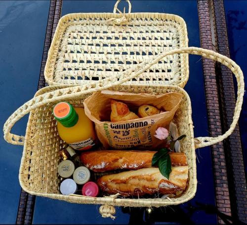 a wicker basket with food and drinks in it at Lovely Bleau in Perthes-en-Gâtinais