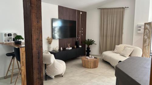 Loftspa67 في Duppigheim: غرفة معيشة بها أريكة وجهاز تلفزيون