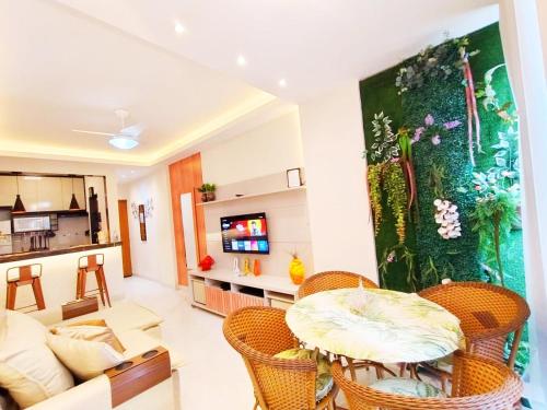 una sala de estar con un sofá y una mesa en AP Top na Praia da Costa, en Vila Velha
