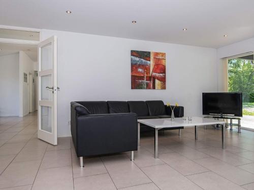 TV/trung tâm giải trí tại 14 person holiday home in Grenaa-By Traum