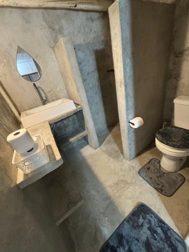 an overhead view of a bathroom with a toilet and sink at Casa e Chalé raio de sol in Caraíva