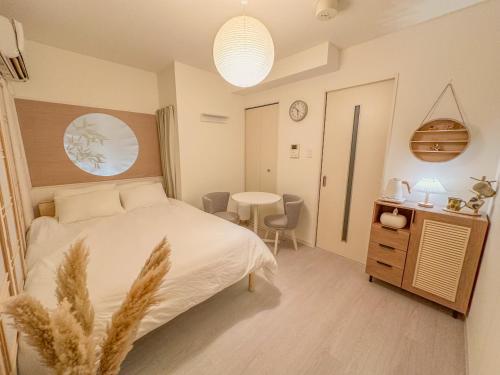 Postel nebo postele na pokoji v ubytování Tiny but Tidy Naha Stay