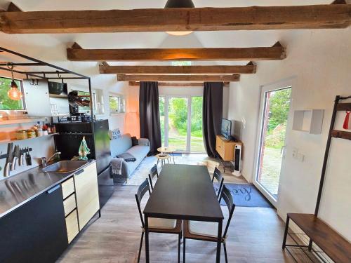 a kitchen and dining room with a table and chairs at Ferienwohnung Kliesche in Sechendorf