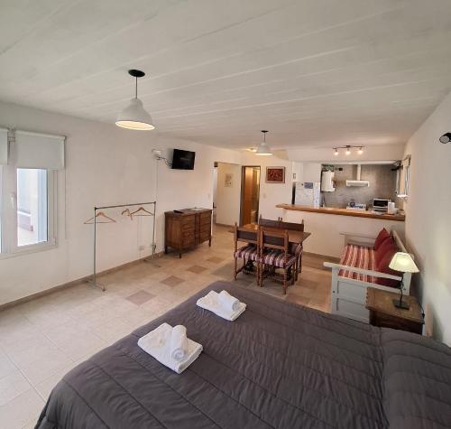 エル・カラファテにあるCALAFATE ANFITEATRO Apartsのベッドとリビングルームのある寝室