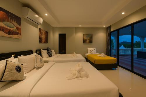 Katil atau katil-katil dalam bilik di Luxury 5 Bedroom Funplace Pool Villa in Pattaya