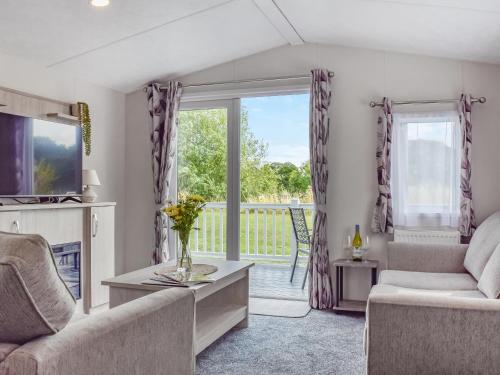 Una sala de estar con dos sofás y una ventana. en To The Brink - Uk50394, en Great Billing