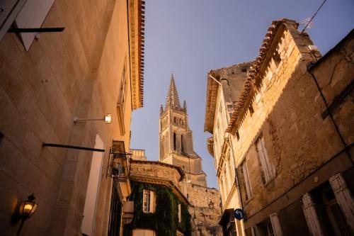 a church steeple in the middle of a street at Lodge en Nature - 30 min Saint-Emilion - Salle de bain à l'italienne in Mouliets-et-Villemartin