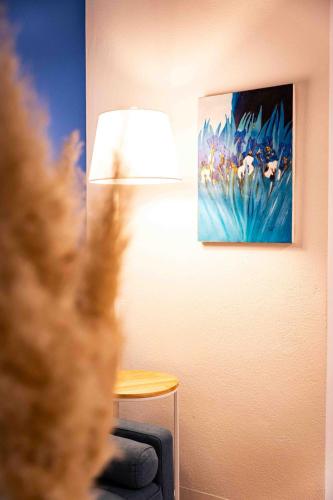 a cat standing in a room with a painting on the wall at C&S Living I Wohnung I Outlet I Küche in Wertheim
