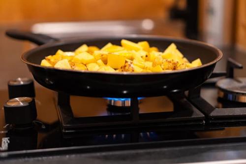a pan on top of a stove with food at Lodge en Nature - 30 min Saint-Emilion - Salle de bain à l'italienne in Mouliets-et-Villemartin
