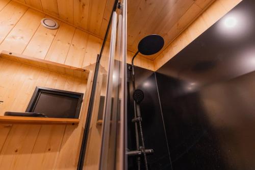 a bathroom with a shower in a tiny house at Lodge en Nature - 30 min Saint-Emilion - Salle de bain à l'italienne in Mouliets-et-Villemartin