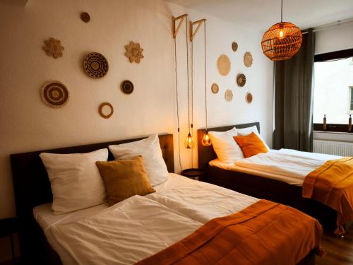 two beds sitting next to each other in a room at BioNaturSuite Kortum1745, HBF, Bermuda3Eck, Musikforum, Starlight Express, Museum in Bochum