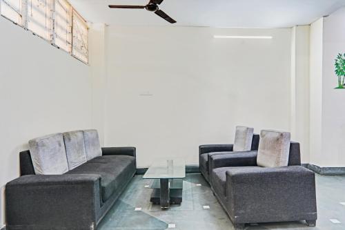 uma sala de estar com dois sofás e uma mesa em The Silver Tree em Nalmatha