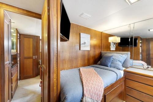 a bedroom with a bed in a small room at Klassische Motoryacht Ocean Motion in Eckernförde
