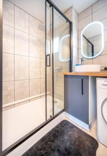 a bathroom with a shower and a sink at L'évasion viticole Clim- cour fermée & parking privé au pied de la roche de Solutré in Solutré-Pouilly