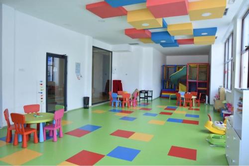 a room with a table and chairs and a ceiling at Magic Apartman Kop - Kraljevi Cardaci in Kopaonik