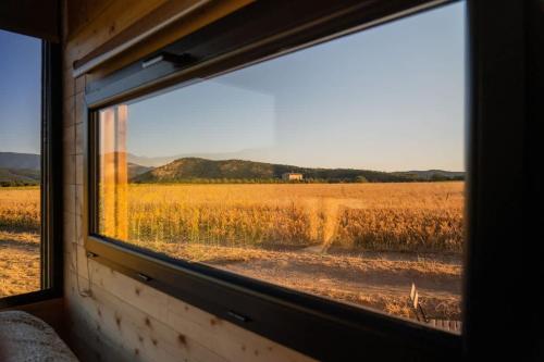 a view of a field from a train window at Prairie de la Gervanne - Panorama Drôme & Vercors in Beaufort-sur-Gervanne