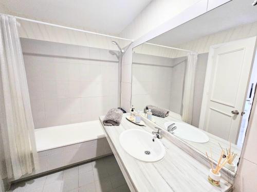 Monte Duquesa large 2 bed ground floor, close to Port and Beach with communal pool