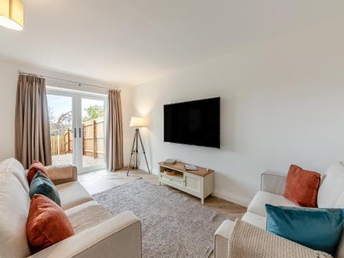 un soggiorno con divano e TV a schermo piatto di Curlew Retreat - Uk46780 a Ellington