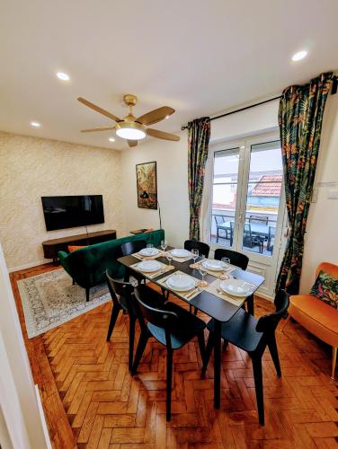 a dining room with a table and a couch at Centro Coração in Tomar
