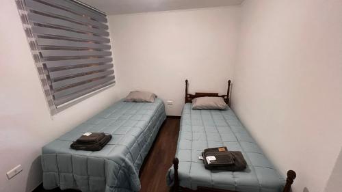a room with two twin beds in a room at Acogedor departamento en La Serena in La Serena
