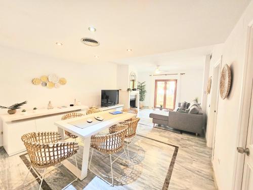 Monte Duquesa large 2 bed ground floor, close to Port and Beach with communal pool