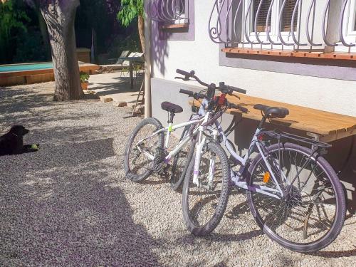 two bikes are parked next to a building at Le Goëland, chambre d'hôtes, avec coin repas équipé, SDB privée, 20m2, jardin, piscine, vélos, proche mer in Les Lecques