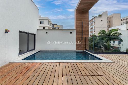 a swimming pool on the deck of a building at Apê com piscina e academia: Metrô 350m in Rio de Janeiro