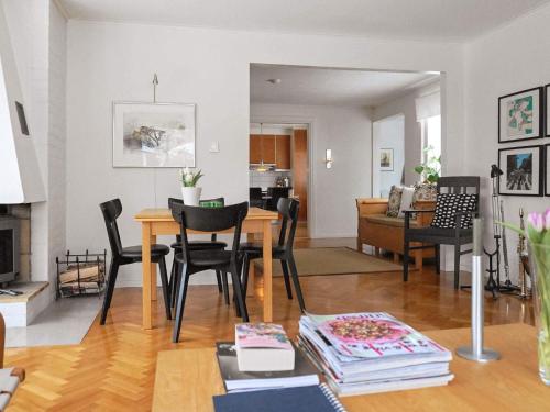 Ruang duduk di 8 person holiday home in LERUM