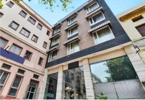 un edificio de apartamentos con techo negro en Hotel VIN INN, en Nueva Delhi