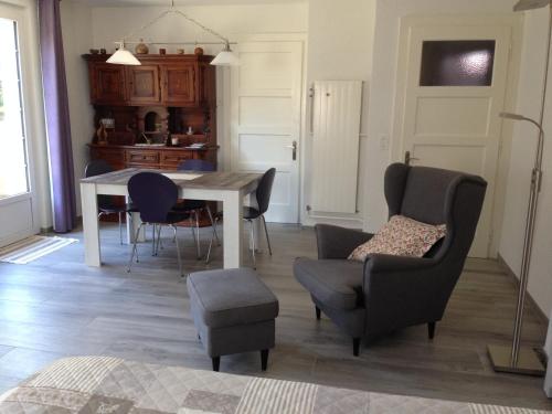 a kitchen and dining room with a table and chairs at Joli appartement une pièce avec place de parc in Domdidier