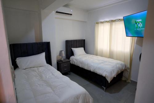 Un ou plusieurs lits dans un hébergement de l'établissement Amazing 2BR apartment near the airport