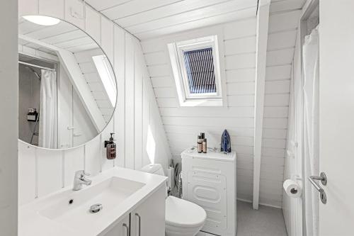 une salle de bain blanche avec un lavabo et des toilettes dans l'établissement Holiday Home At Himmerland Golf & Spa Resort, à Gatten