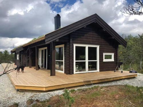 VingelenにあるHunting Paradise By Forollhogna National Parkの木製デッキの小屋