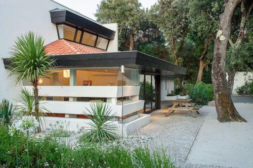 Gambar di galeri bagi 70S Californian-Style House In Soulac di Le Jeune-Soulac