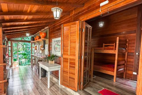 Ένα ή περισσότερα κρεβάτια σε δωμάτιο στο Cabana d Água Cochicho das Águas Mairiporã
