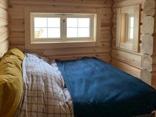 Zimmer mit einem Bett in einem Blockhaus in der Unterkunft Log Cabin With Panoramic Views Of Hallingskarvet in Hovet