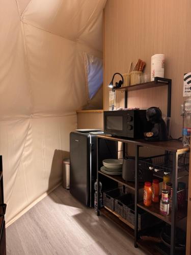 Una cocina o cocineta en Glamping Lužec